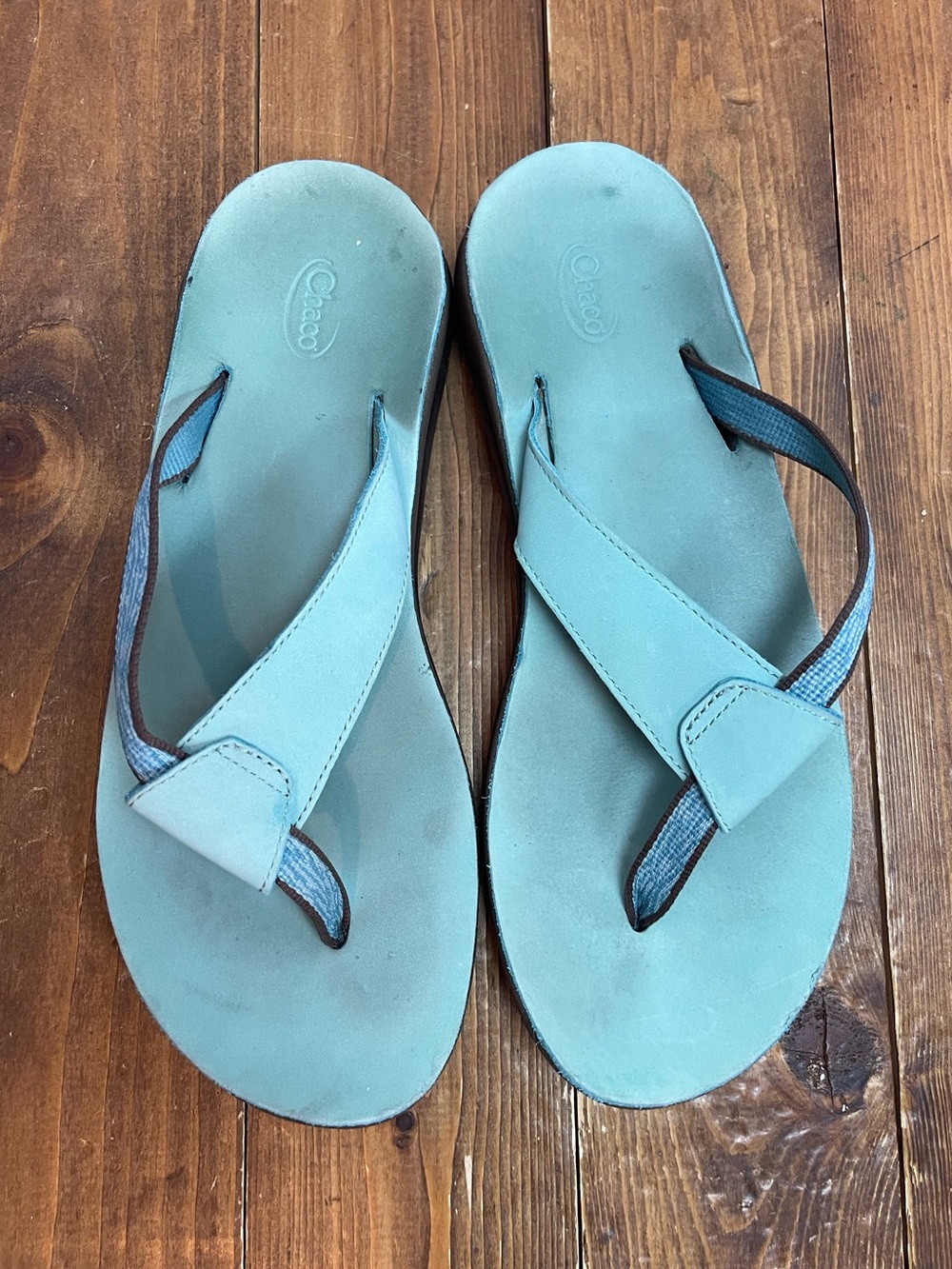 Chaco Womens size 9 light teal flip flop sandals with leather